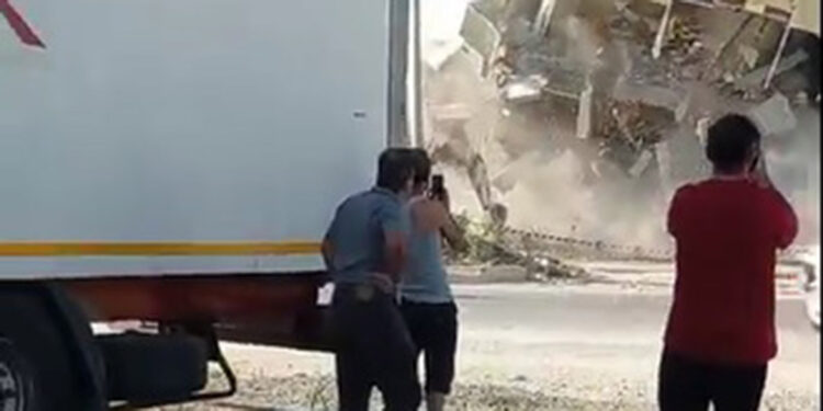 Hatay'da ağır hasarlı bina yıkım sırasında yola devrildi