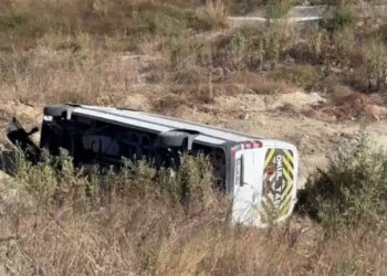 Havalimanı personelini taşıyan minibüs şarampole uçtu: 9 yaralı