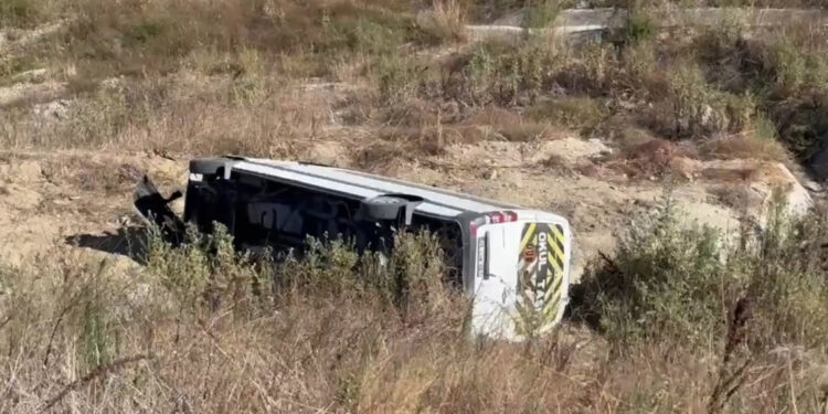 Havalimanı personelini taşıyan minibüs şarampole uçtu: 9 yaralı