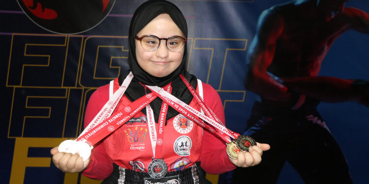 Hicret Ertekin, muay thai sporuyla hayata yeniden tutundu