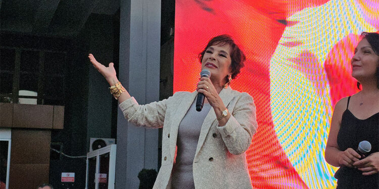 Hülya Koçyiğit ‘Kadın Asla Unutmaz’ filminin gösterimine katıldı