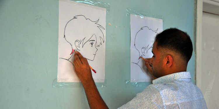 İki elini kullanarak aynı anda iki resim çiziyor