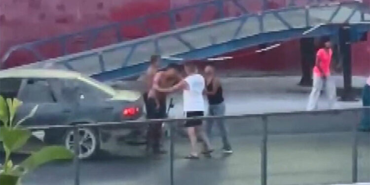 Avcılar'da kadını tekme ile darbetmişlerdi, serbest bırakıldılar