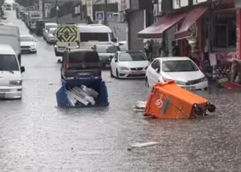 İstanbul'da etkili olan sağanak yağışta sokaklar sular altında kaldı