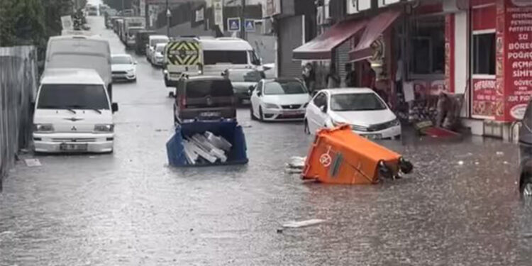 İstanbul'da etkili olan sağanak yağışta sokaklar sular altında kaldı