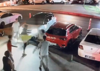 Trafik polisleri değnekçilerin saldırısına uğradı