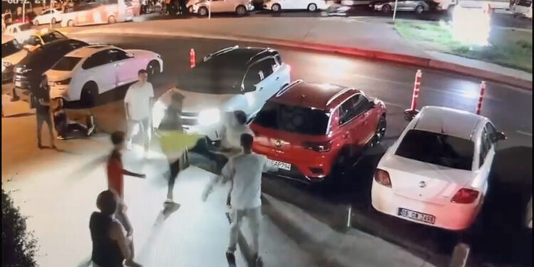 Trafik polisleri değnekçilerin saldırısına uğradı