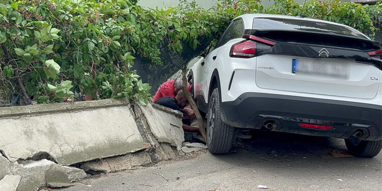 Kartal'da direksiyon hakimiyetini kaybeden sürücü duvara çarptı