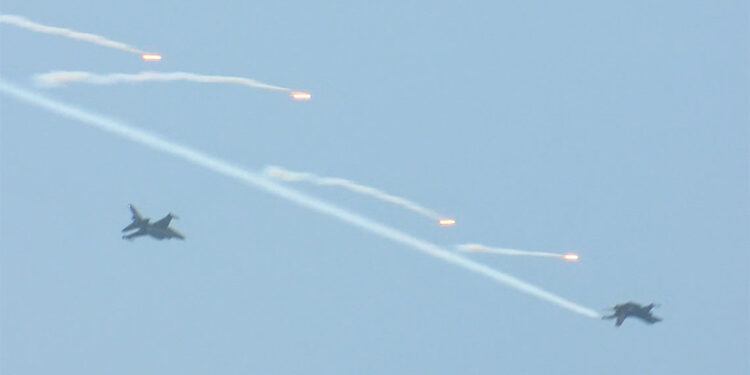 SOLOTÜRK Yenikapı'da çevre tanıma uçuşu gerçekleştirdi