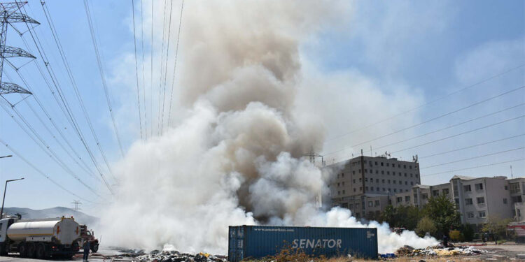 Ayakkabıcılar Sitesi'ndeki yangında gökyüzünü duman kapladı