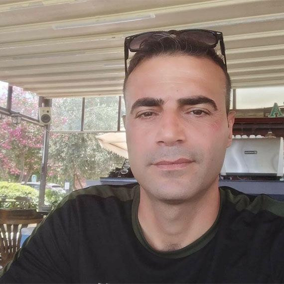 İzmir'in Ödemiş ilçesinde Özkan Karabıyık, boşanma aşamasındaki eşi ve yakınına bıçakla saldırıp kendini de kesti. 2 kişi hayatına kaybetti, 1 kişi yaralandı.