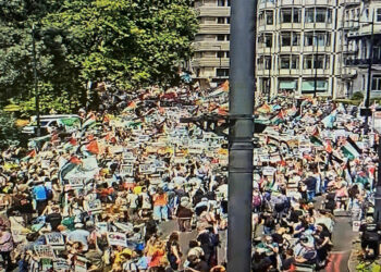 İngiltere'de Filistinlilere destek için protesto yürüyüşü düzenlendi