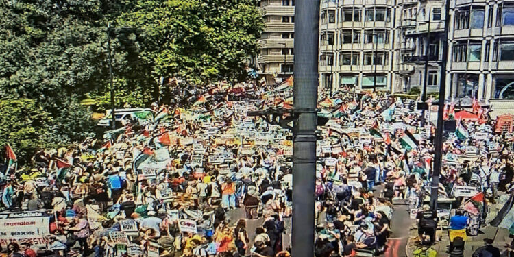 İngiltere'de Filistinlilere destek için protesto yürüyüşü düzenlendi
