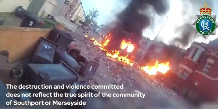 İngiltere'de bıçaklı saldırı sonrası başlayan protestolar ülke geneline yayılıyor