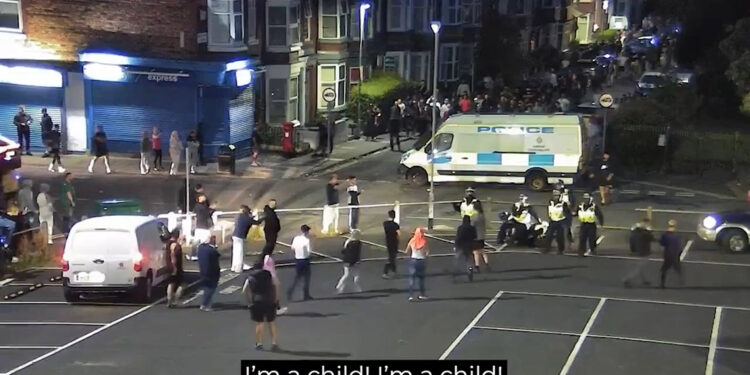 İngiltere'de ırkçılık karşıtı gruplar da sokağa indi