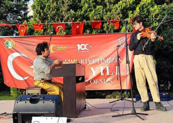İranlı engel tanımayan piyanist İzmir'de konser verdi