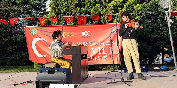 İranlı engel tanımayan piyanist İzmir'de konser verdi