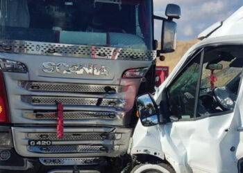İşçi servis minibüsü, otomobil ve TIR'a çarptı; 14 yaralı
