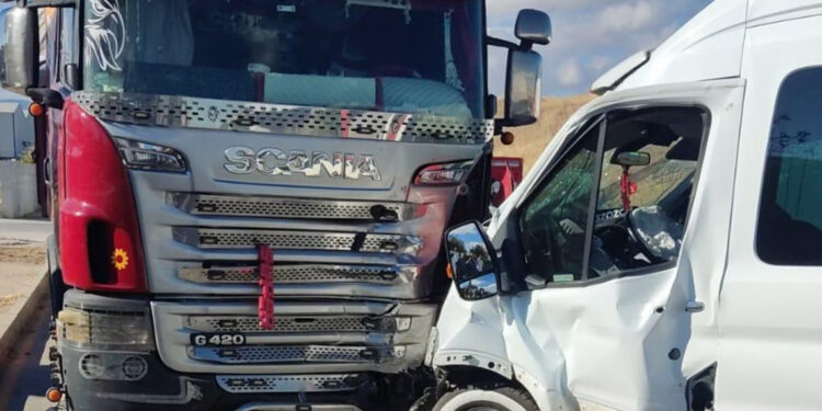 İşçi servis minibüsü, otomobil ve TIR'a çarptı; 14 yaralı