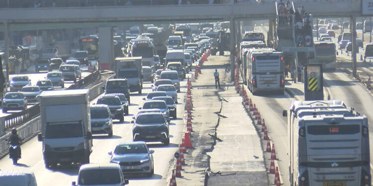 İstanbul’da 3 ayrı noktada yol çalışması trafiği kilitledi