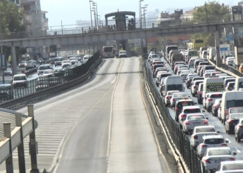İstanbul'da metrobüs hattındaki çalışma trafiği kilitledi