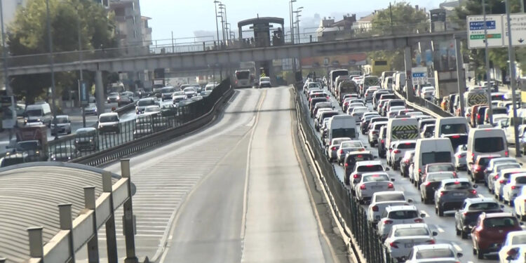 İstanbul'da metrobüs hattındaki çalışma trafiği kilitledi