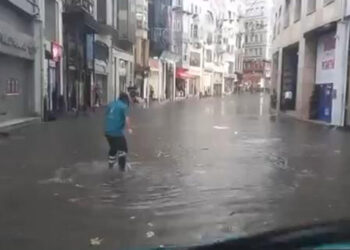 İstanbul'da sağanak yağış; İstiklal Caddesi göle döndü