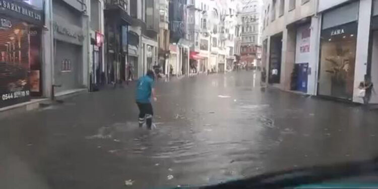İstanbul'da sağanak yağış; İstiklal Caddesi göle döndü