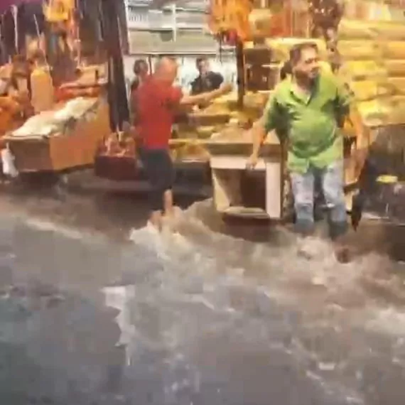 İstanbul'da sağanak yağış; i̇stiklal caddesi göle döndü