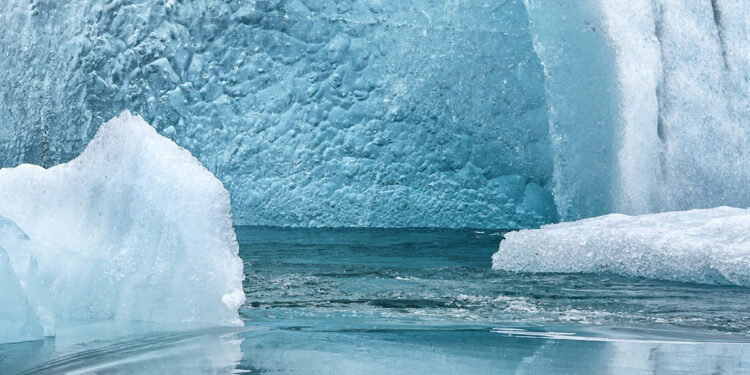 İzlanda'da buz mağarası çöktü: 1 ölü, 2 kayıp