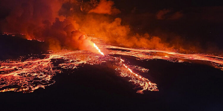 İzlanda'da yanardağ patlaması: Aralık’tan bu yana 6’ıncı kez patladı