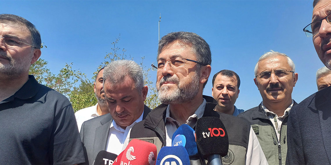 Tarım ve Orman Bakanı İbrahim Yumaklı, Yamanlar Seyirtepe mevkisinde yangınlarla ilgili açıklama yaptı. Bakan Yumaklı, Karşıyaka ve Urla yangınlarının kontrol altına alındığını söyledi.