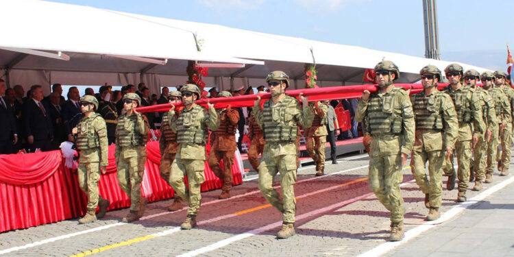 İzmir'de 30 Ağustos Zafer Bayramı törenle kutlandı