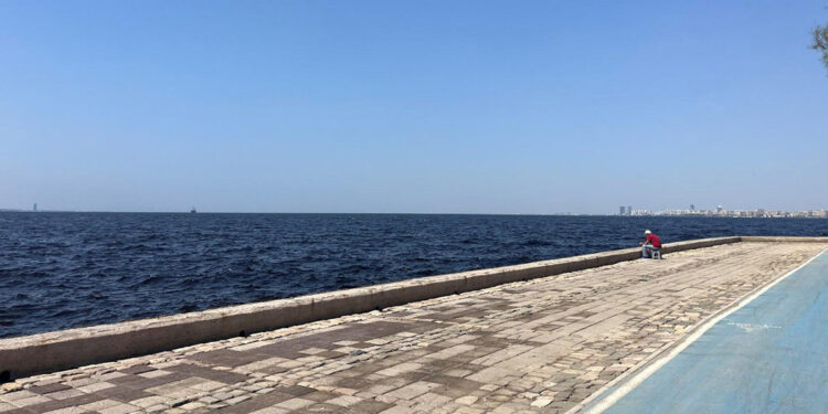 İzmir'de av yasağı sonrası balıkçılar, sahili boş bıraktı