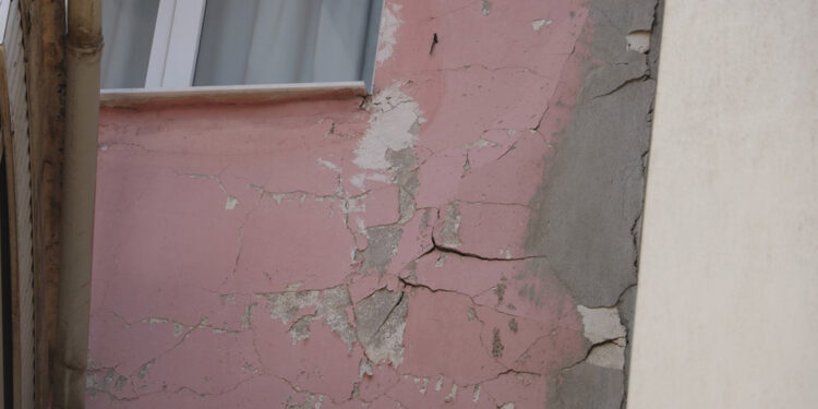 İzmir'deki metro çalışmasında tünel açma makinesi evlerin duvarlarını çatlattı