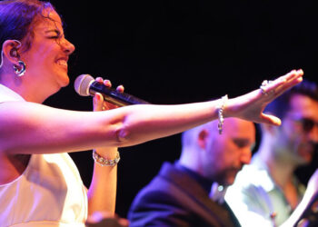 İzmir'in ünlü solistleri çim konserlerinde buluştu