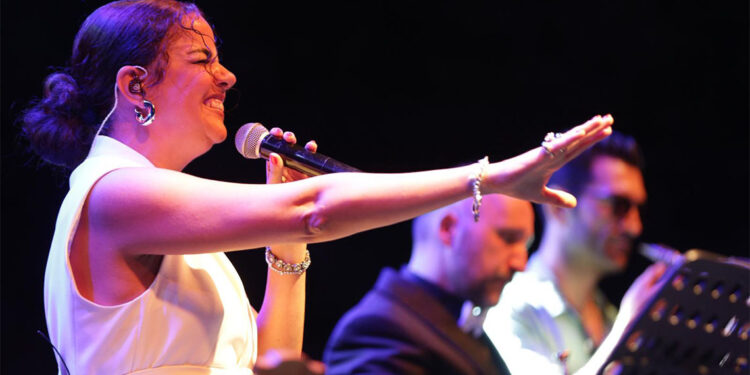 İzmir'in ünlü solistleri çim konserlerinde buluştu