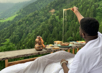 Turistler, sıra dışı kahvaltıyla güne uyanıyor