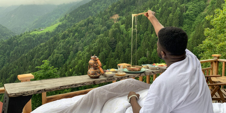 Turistler, sıra dışı kahvaltıyla güne uyanıyor