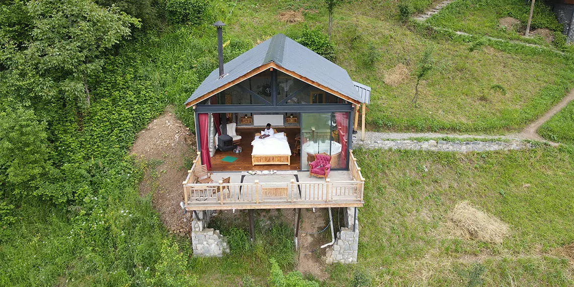 Rize’nin çamlıhemşin ilçesinde yamaca kurulan ahşap bungalovda konaklayan turistler, sıra dışı kahvaltıyla güne uyanıyor.