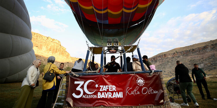 Sıcak hava balonları 'zafer uçuşu' ile havalandı