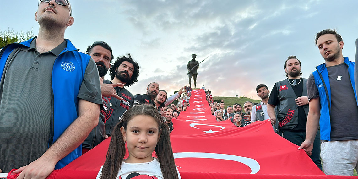 30 Ağustos Zaferi'nin 102’nci yıl dönümünde, Kütahya’nın Dumlupınar ilçesindeki şehitliğe 100 gencin katılımıyla 50 metrelik Türk bayrağı açıldı.