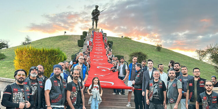 Dumlupınar'da 50 metrelik Türk bayrağı açıldı