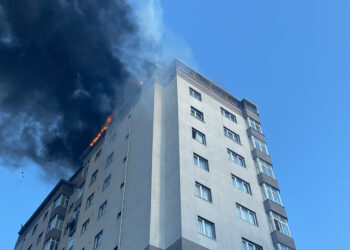 Kağıthane'de 13 katlı binanın çatısında yangın