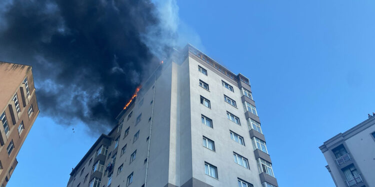 Kağıthane'de 13 katlı binanın çatısında yangın