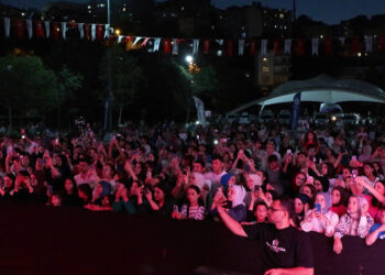 Kağıthane’de 30 Ağustos kutlamalarında Koliva sahne aldı