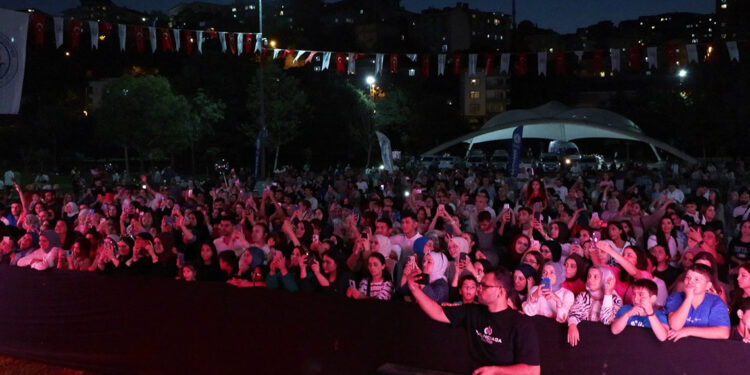 Kağıthane’de 30 Ağustos kutlamalarında Koliva sahne aldı