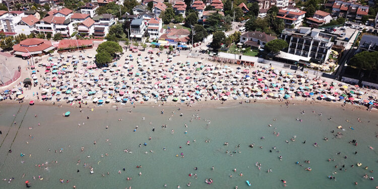 Kandıra'da 2 plaj hariç denize girme yasağına devam