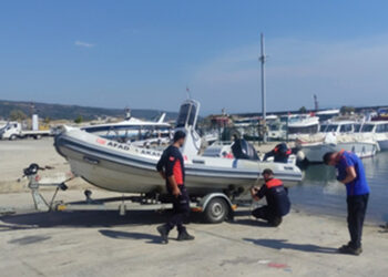 Kanoyla denize açıldıktan sonra kaybolan 2 arkadaşı arama çalışmaları sürüyor