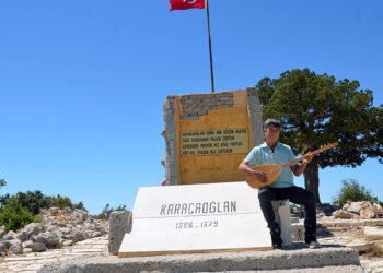 Karacaoğlan'ın anıt mezarı harabeye döndü